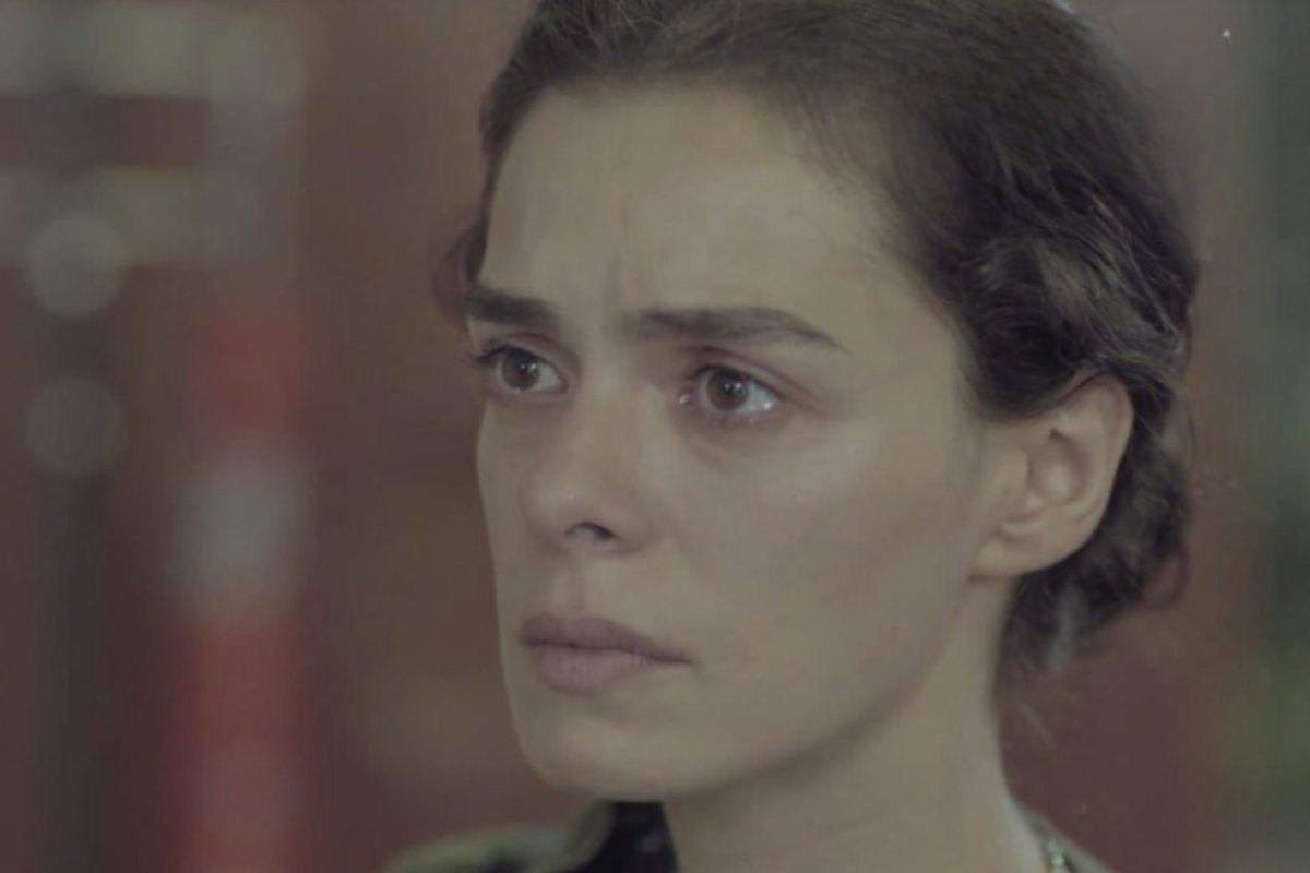 arallelamente, la serie dedica attenzione alla drammatica situazione di Arda, il figlio di Ceyda ed Emre, che si perde durante la confusione seguita all’incidente