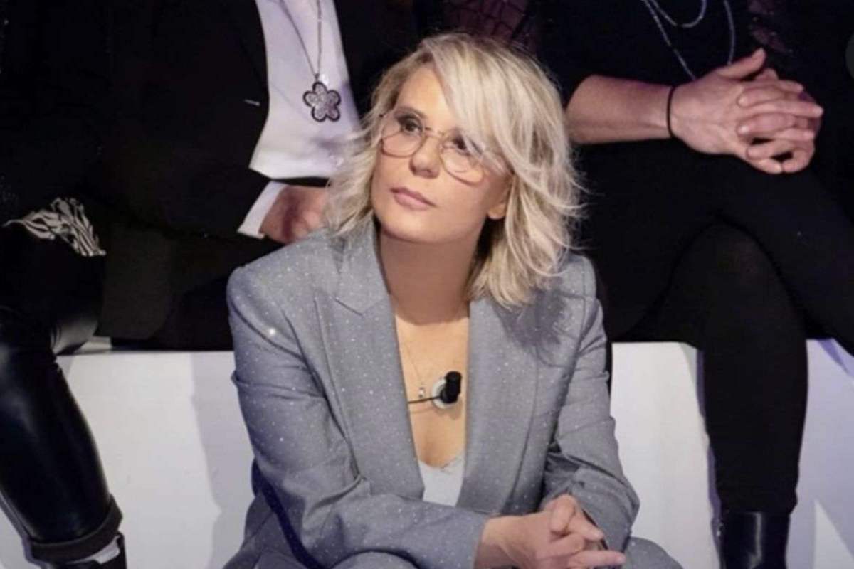 Maria De Filippi, nata a Milano nel 1961, è una figura cardine del panorama televisivo italiano dal 1992, anno in cui ha iniziato la sua carriera